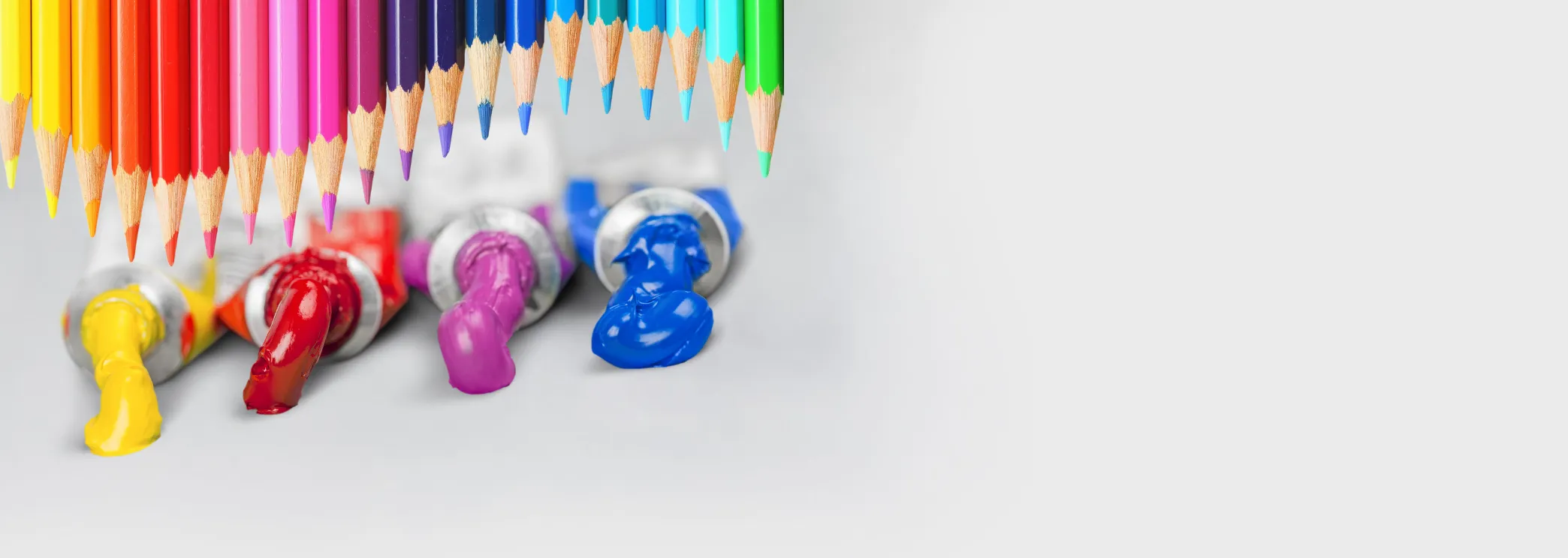 Buntstifte und Aquarellfarben Collage Symbolbild