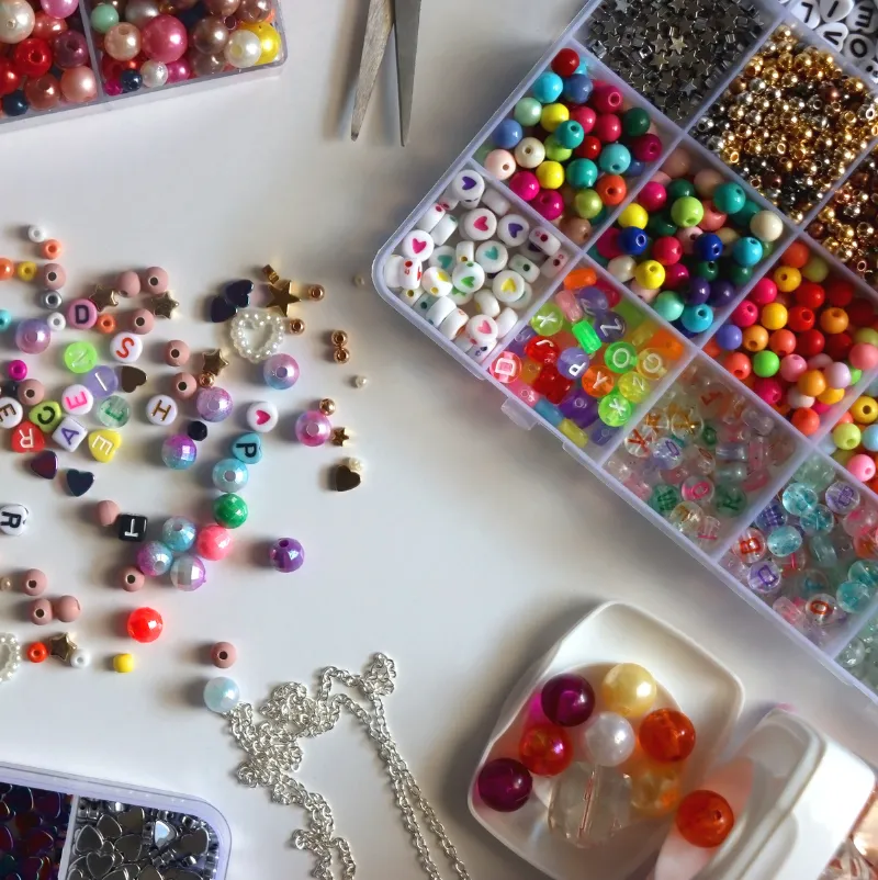 Kreatives Spielen Symbolbild miz Perlenset