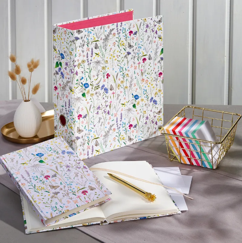 Papeterie Symbolbild mit Ordner Notizbuch Kullis und Post-Its