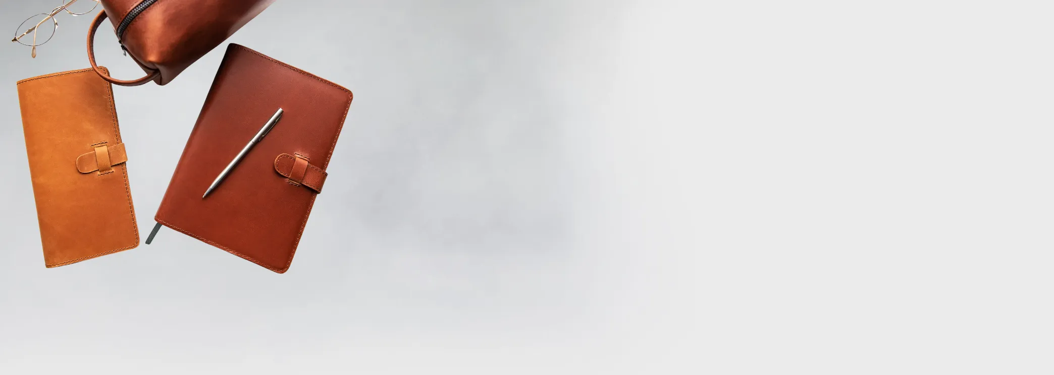 Persönliche Accessoires Symboldbild Lederhülle u Notizbuch