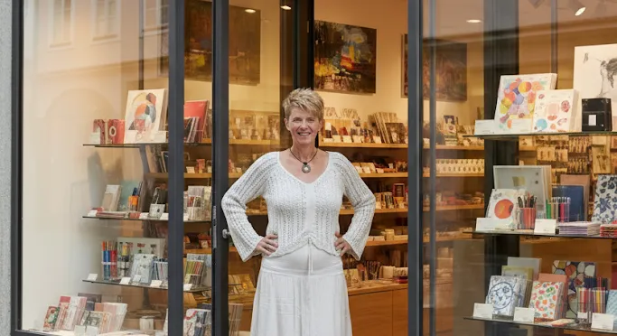 Standortbild Doris Gaspari vor Geschäft